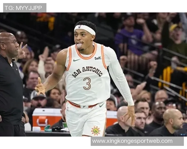 凯尔登约翰逊上半场表现出色攻防兼备贡献10分3篮板3抢断