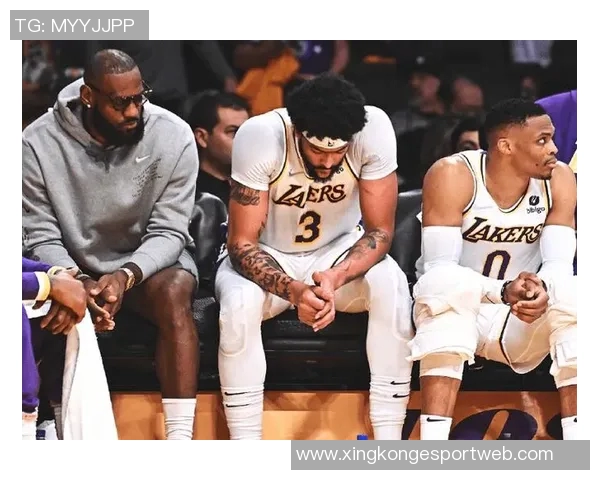 女友现场观战克莱表现失常末节未上场仅得8分失误2次令人失望 女友现场观战克莱表现失常末节未上场仅得8分失误2次令人失望